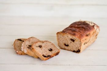 Chleb żytni na naturalnym zakwasie ze śliwką